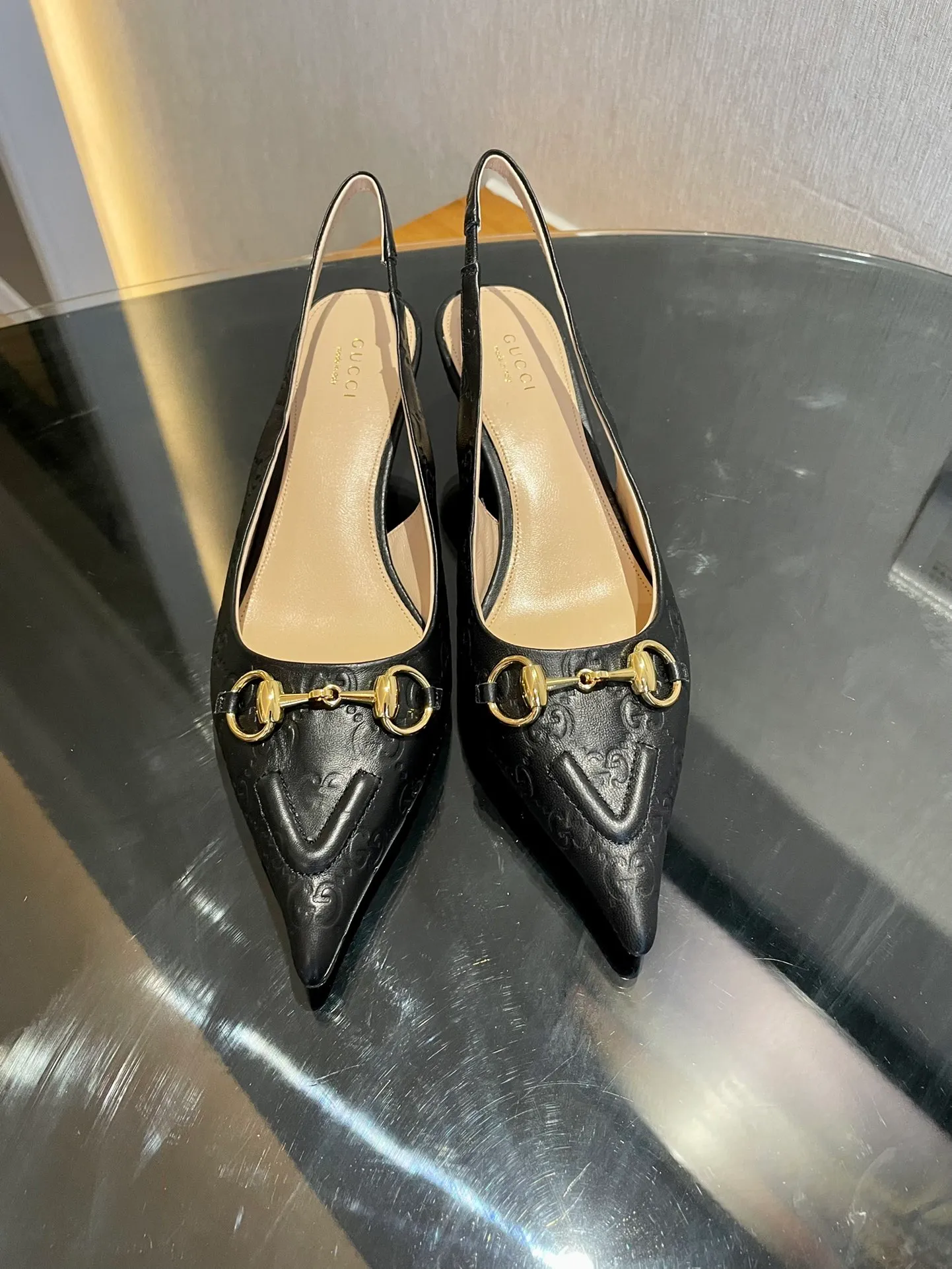 👟👟Ex-factory price 580👟👟 2024 G family’s new GUcc𝐢 horsebit pump sandals with pointed toes, elastic straps and kitten heels complement each other to create a comfortable and fitting design, and the back-lace pumps are the essence of design. Hot-drilling process Upper: Imported high-grade G G canvas Lining/foot pads: Full-grain high-grade lambskin Sole: Italian top-grade genuine leather sole Heel height: 10.5cm Fitting size: 35-42 (40/41/42 custom-made, non-refundable)